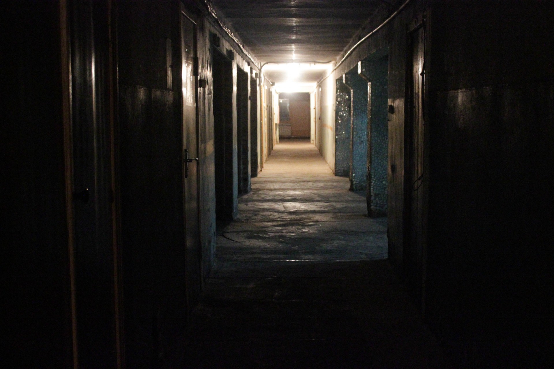 Ночное общежитие. Коридор общежития. Общежитие страшное. Темный коридор. Длинный коридор в коммуналке.