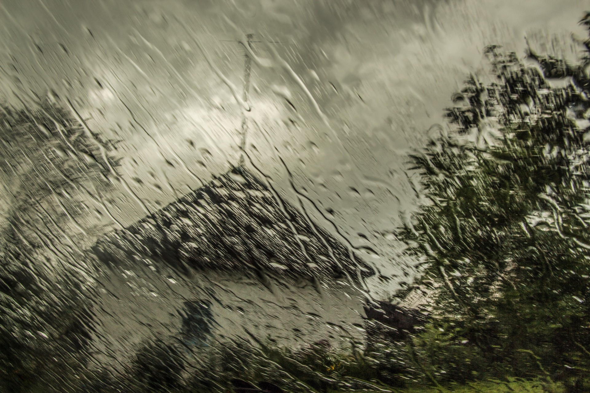 Дождь в деревне. Дождливая деревня. Дождь в деревне картинки. Дождь деревня колготки.