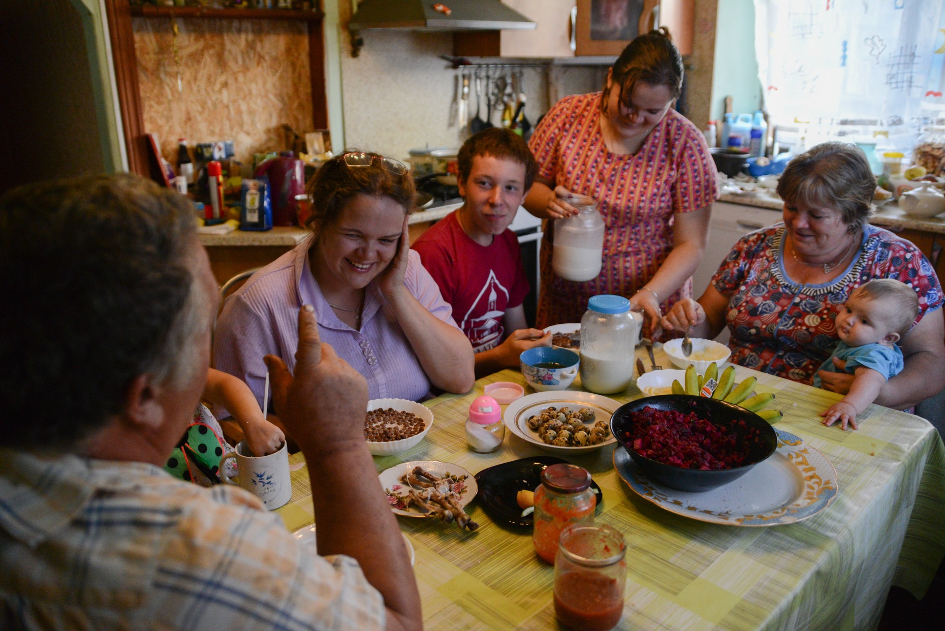 Сел ужинать. Семья за столом. Семейное застолье. Большая русская семья за столом. Семья за столом в деревне.
