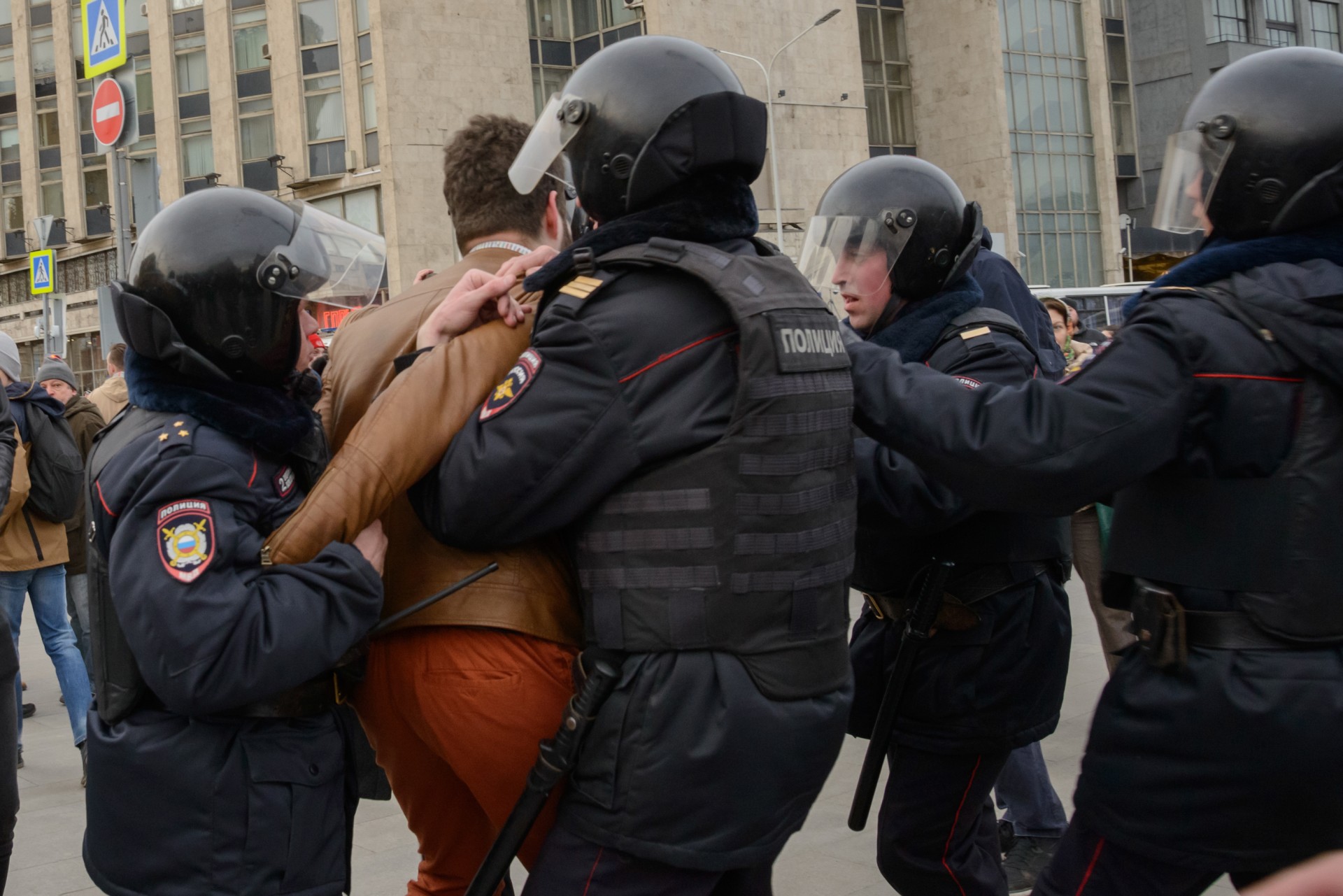 Митинги в Москве сегодня последние. Безопасная одежда для митинга. Митинги видео прямая